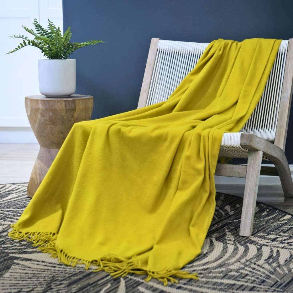 Lifestyle image of Melody Plain Nugget Gold 1