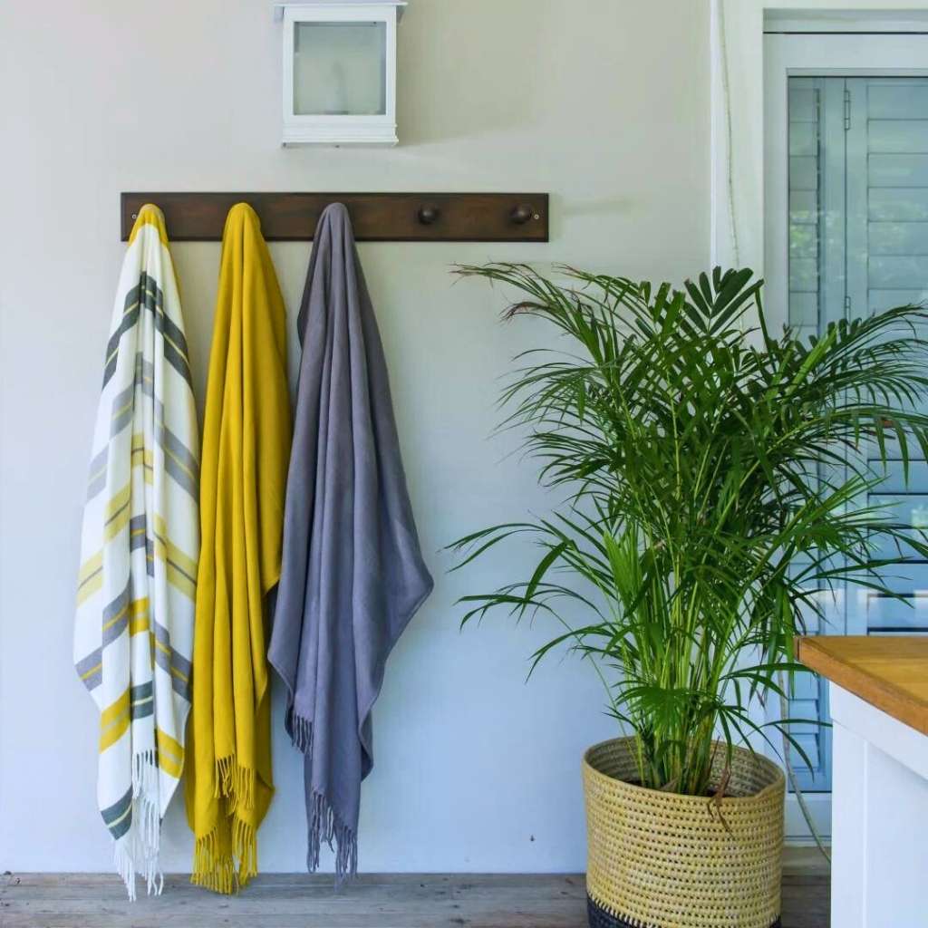 Lifestyle image of Melody Plain Nugget Gold 2